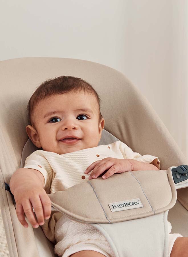 BABYBJORN هزاز توازن ناعم، منسوج، كاكي/بيج - Image 2